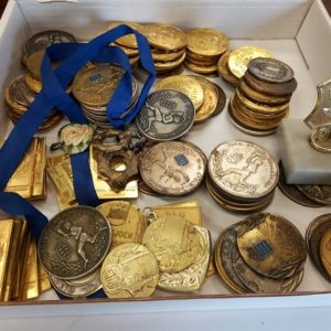 Mitalikokoelma n. 100 kpl