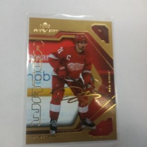 2021-2022 UD mvp Watch Dylan Larkin gold sign