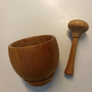 Puinen kulhomainen mortteli ja survin (K)