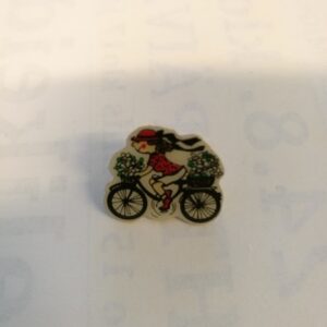 Pyöräilevä nainen pinssi (K)