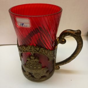 Kahvallinen juomalasin pidike, punaisella juomalasilla (K)