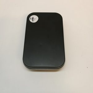 Pieni musta metallinen laatikko/aski (K)