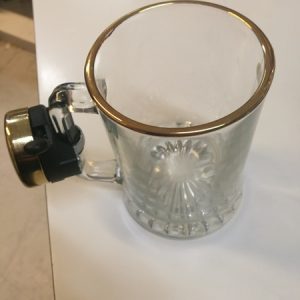 tuoppi jossa 'pyörän' kello