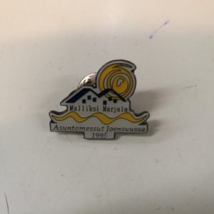 Malliksi Marjala - Asuntomessut Joensuussa 1995 pinssi (K)