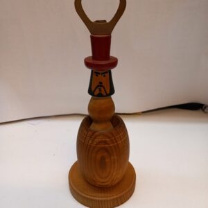 Puinen pöytä-pullonavaaja