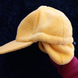 Keltainen korvaläpällinen talvi-lippis