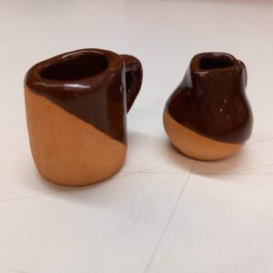 Pienet keraamiset kannut