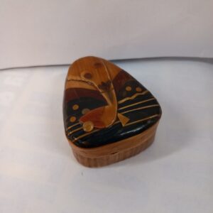 Puinen kolmiomainen korurasia