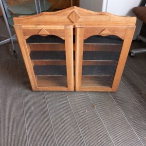 Tyylikäs puinen Hyllykaappi