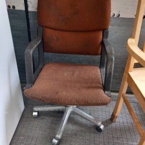 Ruskea liikutettava tuoli