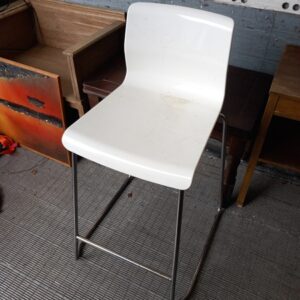 Valkoinen muovinen tuoli