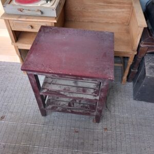 Pieni pöytä/ puinen hylly