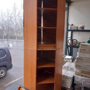 Puinen ruskea kulmahylly/kirjahylly